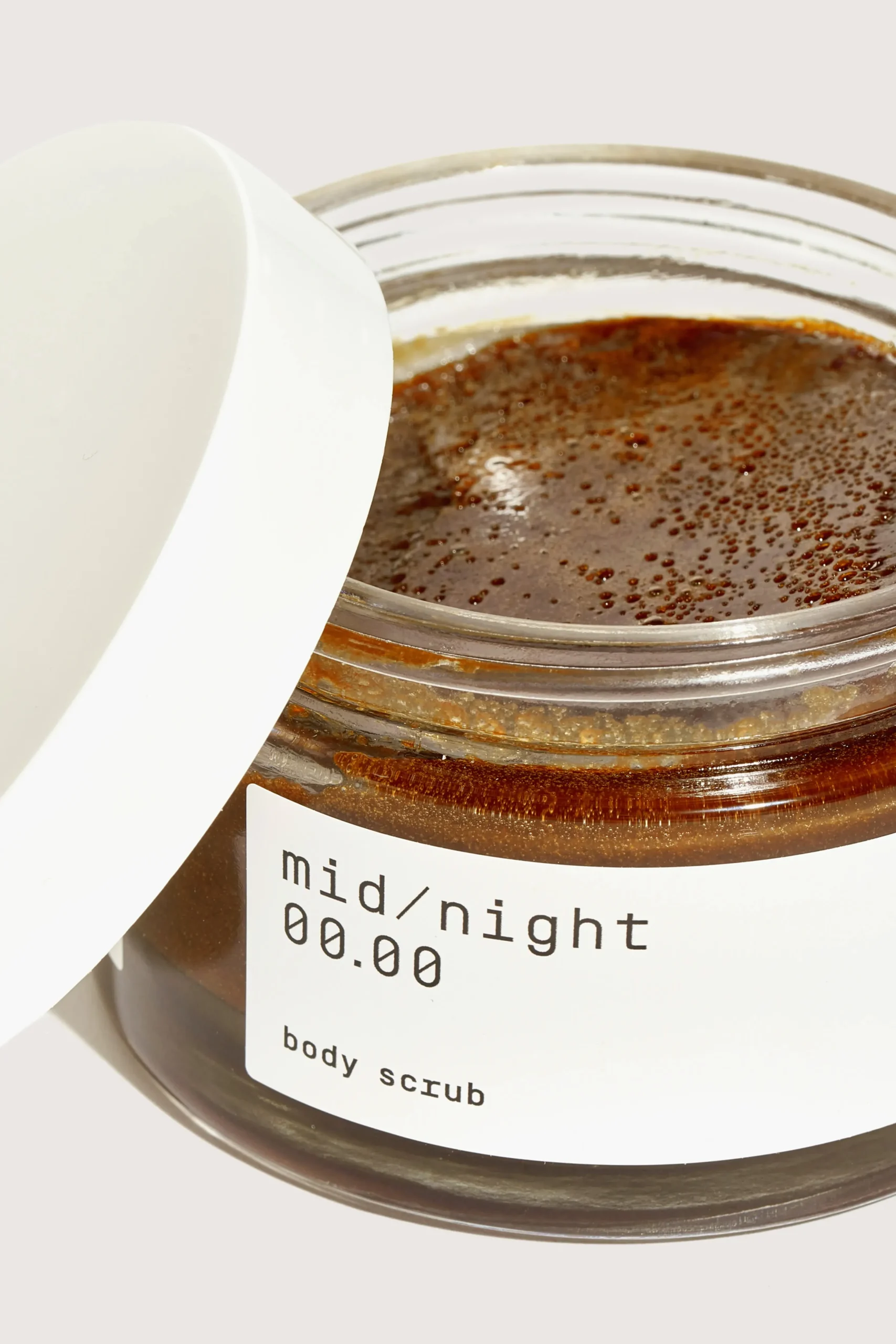 midnight__lichaams_scrub__2.webp Mid.night cosmetics MID/NIGHT 00.00 Lichaams Scrub 00.14